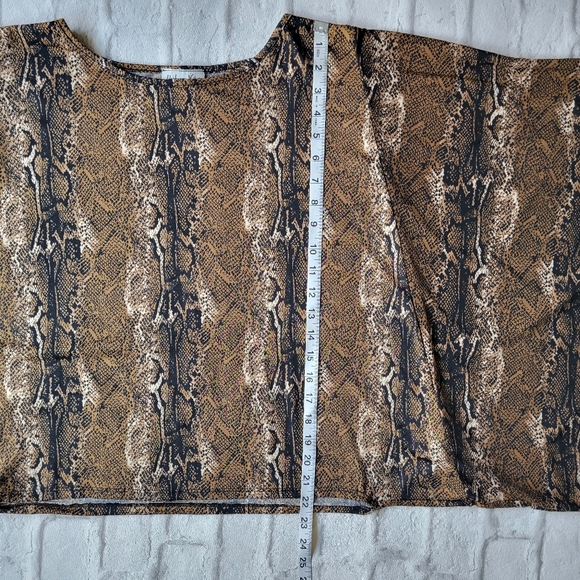 Uptown Vibe snake skin flowy top size petite large - Picture 7 of 10